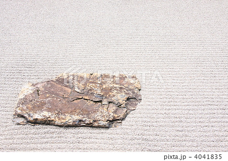 平たい石の石庭 4041835