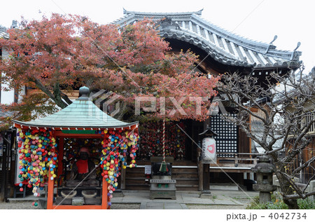 八坂庚申堂の本堂とお地蔵様 4042734