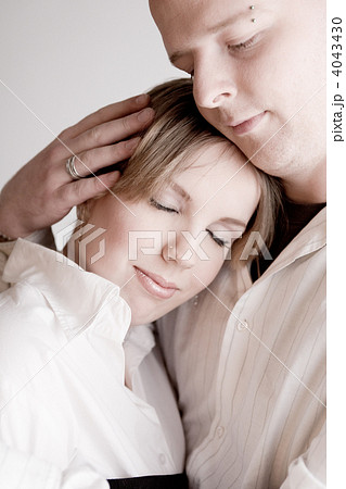 Portrait of a relaxed young loving couple 4043430