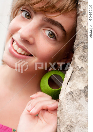 ýoung woman smiling 4044216