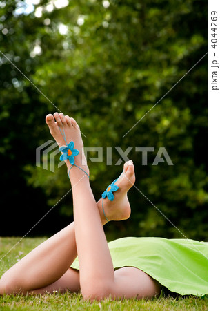 Feet up with flower 4044269