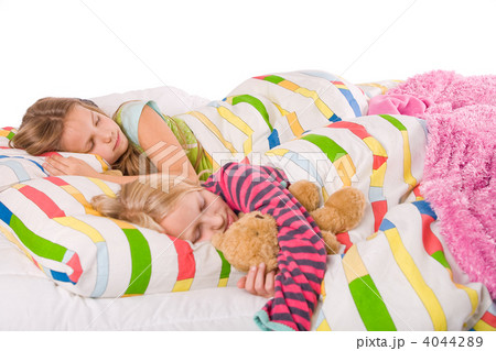2 sleeping children 4044289