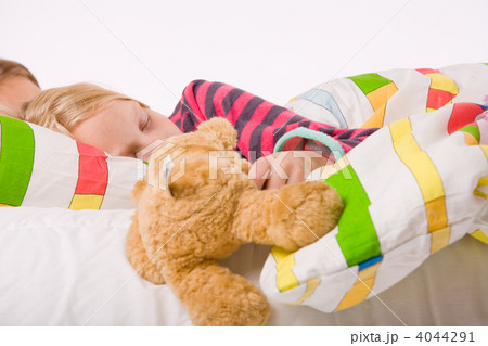 Big bear and the girls are sleeping Big bear and the girls are sleeping 4044291