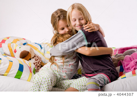 Hugging sisters Hugging sisters 4044307