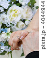 結婚式手を繋ぐ新郎新婦 4044944