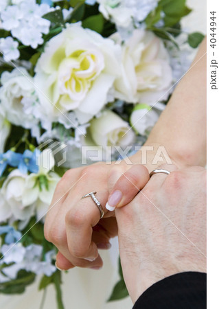 結婚式手を繋ぐ新郎新婦 4044944
