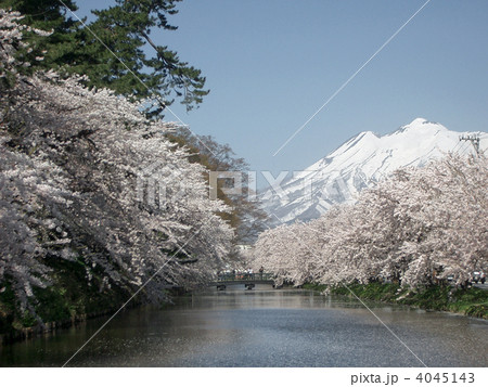 弘前城の北辺の堀から岩木山（青森県弘前市） 4045143