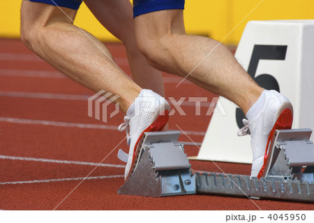 runner in starting blocks 4045950