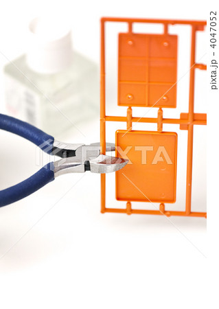 プラモデルとニッパー_縦 4047052