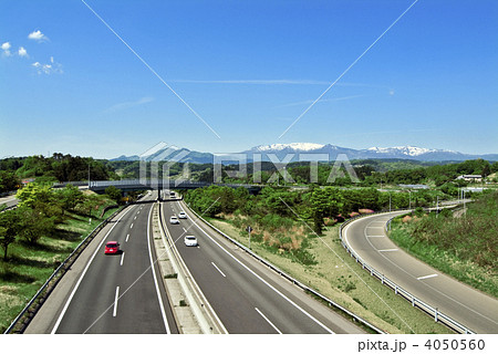 東北自動車道と蔵王連峰 4050560