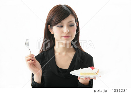 ケーキを我慢する女性 4051284