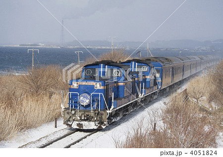 冬の室蘭本線を走る寝台特急北斗星 4051824