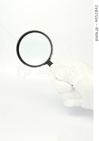 ルーペを持つ白手袋をはめた手 4052842