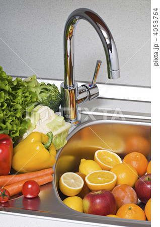 Washing vegetables 4053764