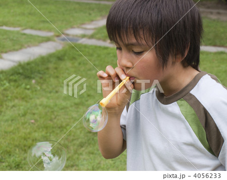 シャボン玉で遊ぶ少年 4056233