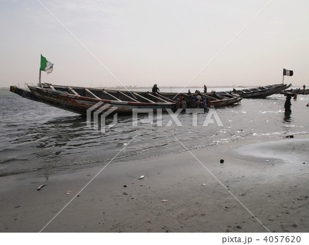 セネガル：サン・ルイの漁港 4057620