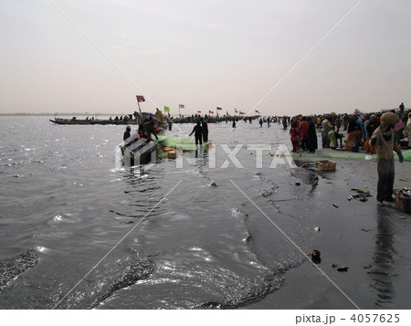 セネガル：サン・ルイの漁港 4057625