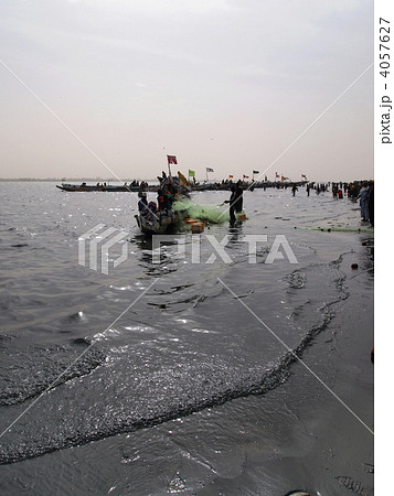 セネガル：サン・ルイの漁港 4057627