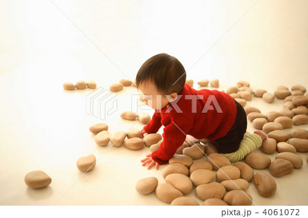 木のおもちゃで遊ぶ1歳の赤ちゃん 4061072