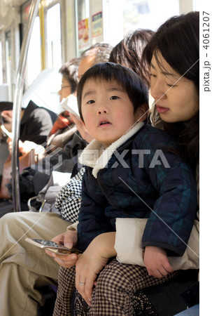 電車でおでかけの母子 4061207