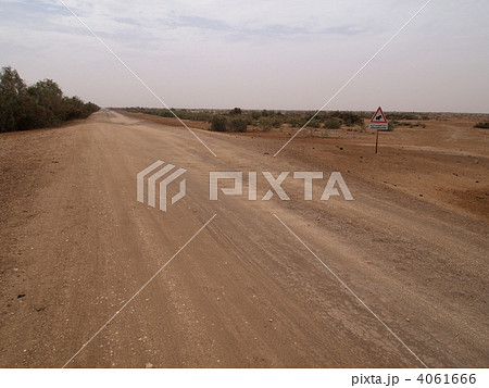 モーリタニア南部の未舗装道路 モーリタニア南部の未舗装道路 4061666