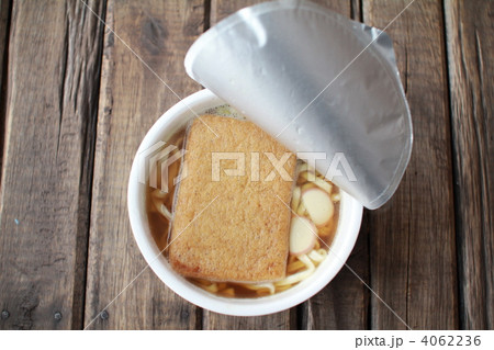 お湯を入れて3分経ったインスタント麺のキツネうどん 4062236