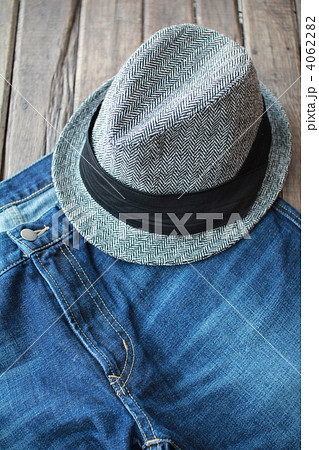ツイードの中折れ帽とブルーデニム　ファッションコーディネイト 4062282
