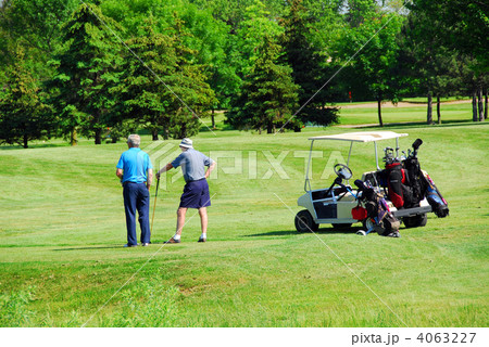 Seniors golfing 4063227
