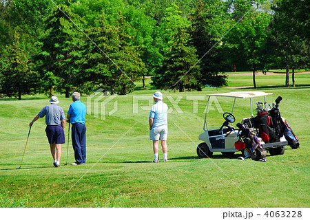 Seniors golfing 4063228