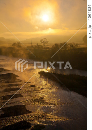 朝日輝く川霧 朝日輝く川霧 4064886