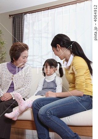 祖母に子育ての相談をする母親 祖母に子育ての相談をする母親 4064912