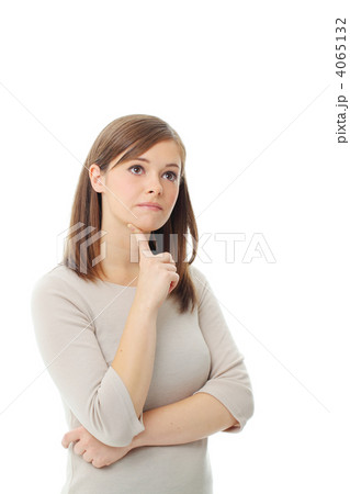 悩む外国人女性 4065132