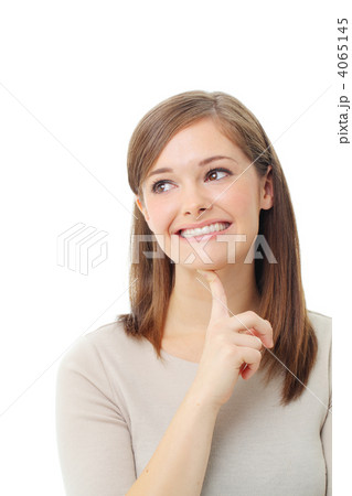 考える外国人女性 4065145