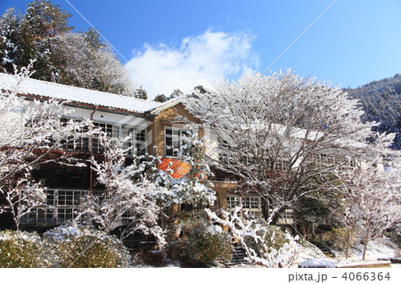 雪と校舎 4066364