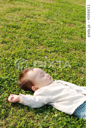 芝生の上で眠る赤ちゃん 芝生の上で眠る赤ちゃん 4066651