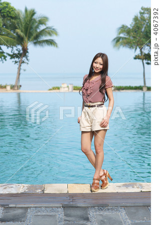 リゾートの若い女性 4067392