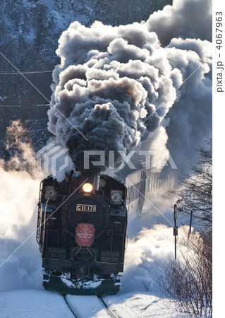 4067963