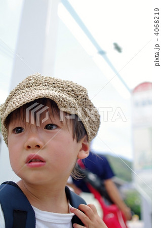 バスを待つ子供 4068219