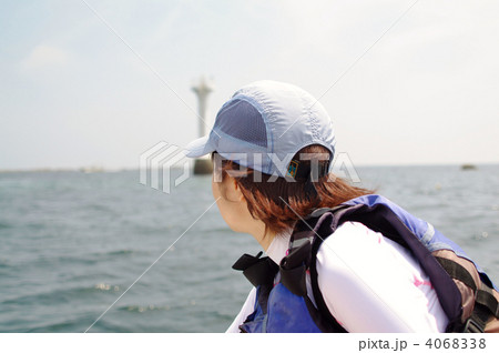 女性と裕次郎灯台 女性と裕次郎灯台 4068338