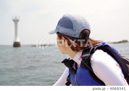 女性と裕次郎灯台 4068341