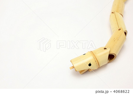 巳年　年賀素材　竹製のクネクネへび 4068622