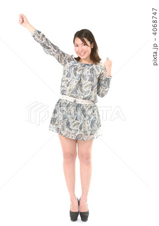 私服の女性 4068747