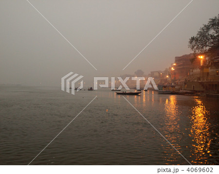 夜明けのガンジス川 夜明けのガンジス川 4069602