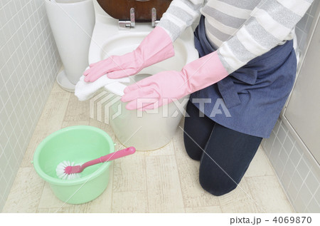 トイレ掃除する主婦 4069870