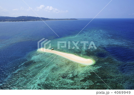 【空撮】バラス島と鳩間島のリーフ 航空写真 【空撮】バラス島と鳩間島のリーフ 航空写真 4069949