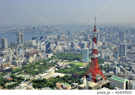 空撮 東京中心部と東京タワーの写真素材