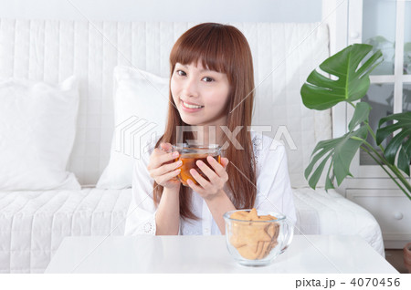 くつろぐ女性 4070456