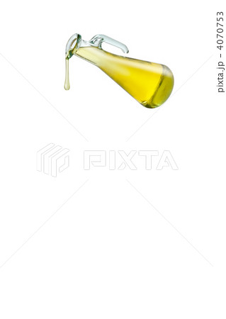 ガラス瓶から垂らしたオリーブオイル 4070753