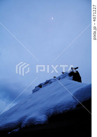 茅葺屋根と朧月夜 茅葺屋根と朧月夜 4071227