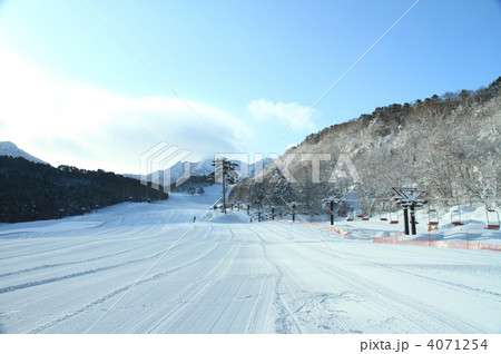 雪山とゲレンデ 4071254